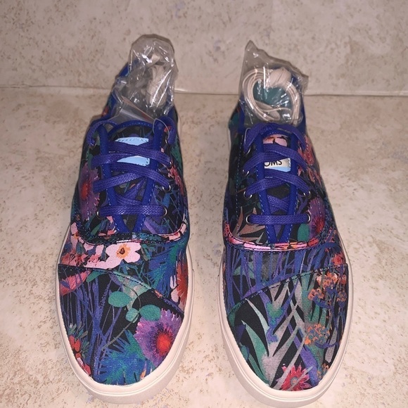 TOMS Tropical Multi Color Floral Print Lace Up Low Top Sneakers RARE size 6 - Picture 2 of 7